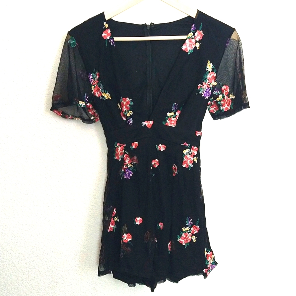 NWOT Lulu's Black Sheer Mesh Overlay Floral Embroidered Skort Skirt  Size Small